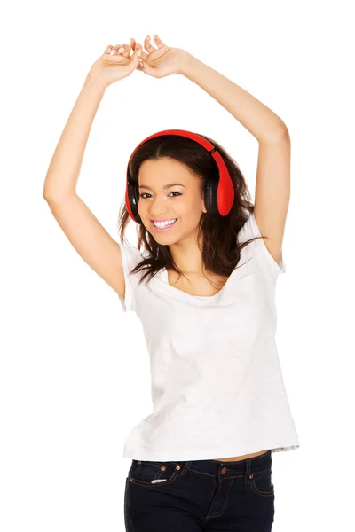 Mujer con auriculares escuchando música. — Foto de Stock