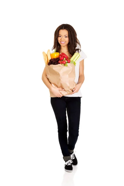 Mujer con comestibles y verduras . — Foto de Stock