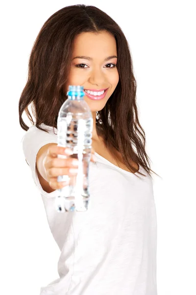 Mulher segurando uma garrafa de água. — Fotografia de Stock