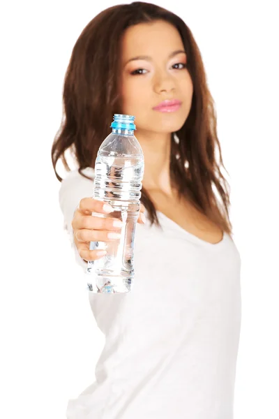 Mulher segurando uma garrafa de água. — Fotografia de Stock