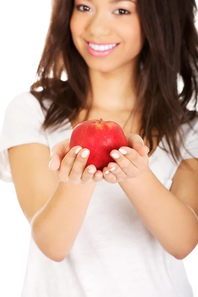 Kvinna som håller i ett äpple. — Stockfoto