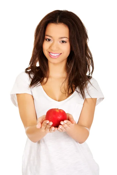 Kvinna som håller i ett äpple. — Stockfoto