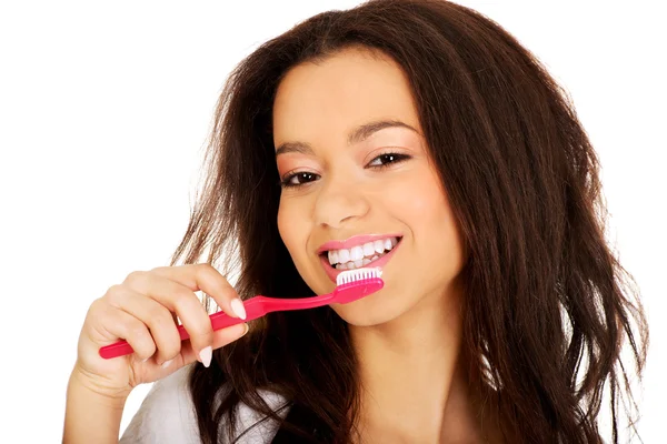 Linda adolescente escovando os dentes . — Fotografia de Stock