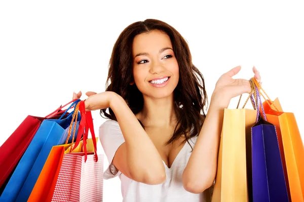 Femme souriante avec sacs à provisions. — Photo