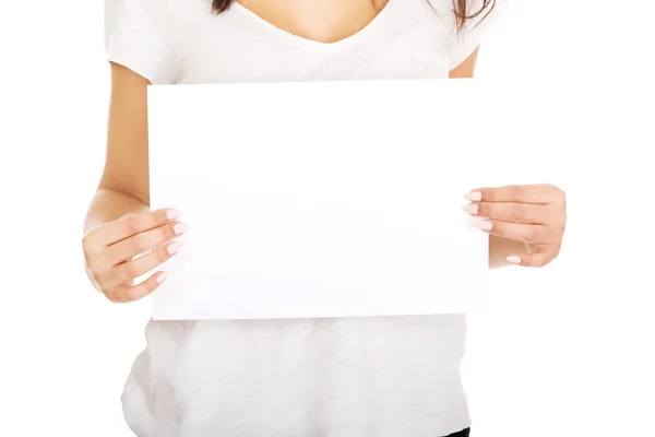 Mulher feliz com papel em branco . — Fotografia de Stock