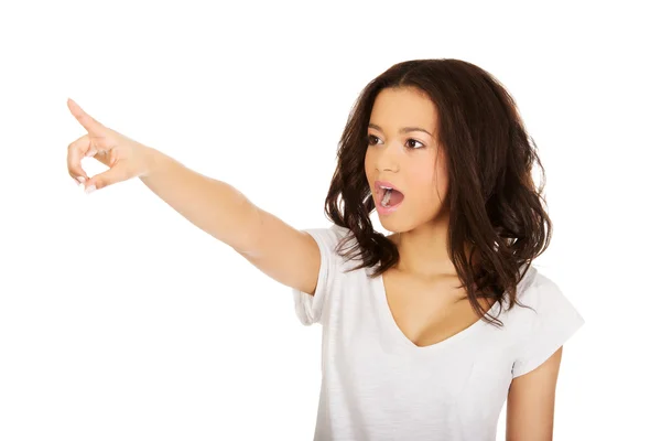 Kvinna som pekar upp skylt — Stockfoto