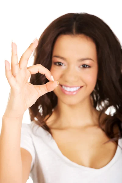 Frau gestikuliert perfektes Zeichen — Stockfoto