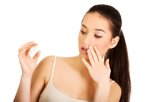 Shocked woman with pregnancy test. — Stock Photo, Image