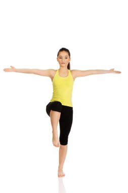 Fitness kadın kolları açık olan.
