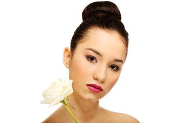 güzel bir kadın beyaz gül desenli.