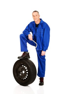 Bir lastik ve anahtarı ile mutlu makinist