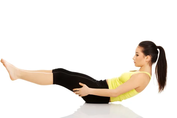 Woman exercising and doing a crunch. — Stock Photo, Image