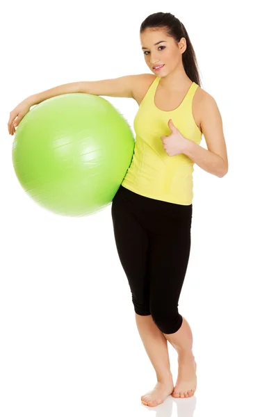 Młoda kobieta z pilates ball. — Zdjęcie stockowe