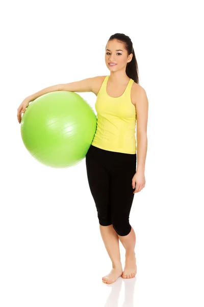 Jovem com Pilates Ball . — Fotografia de Stock