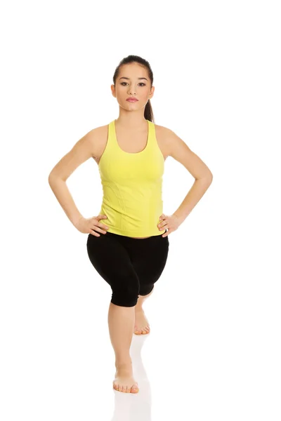 Fitness kvinna gör stretching motion. — Stockfoto