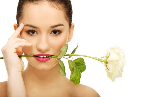 Vrouw met witte roos in mond. — Stockfoto