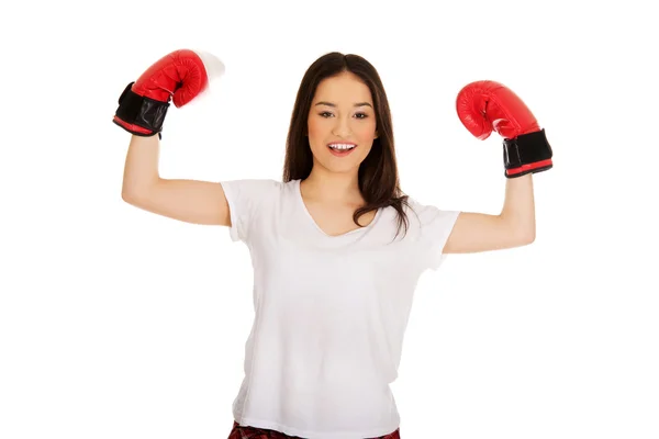 Jeune femme portant des gants de boxe . — Photo