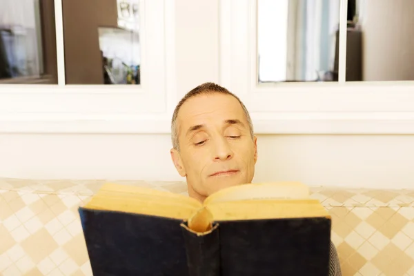 Hombre maduro leyendo un libro en casa —  Fotos de Stock
