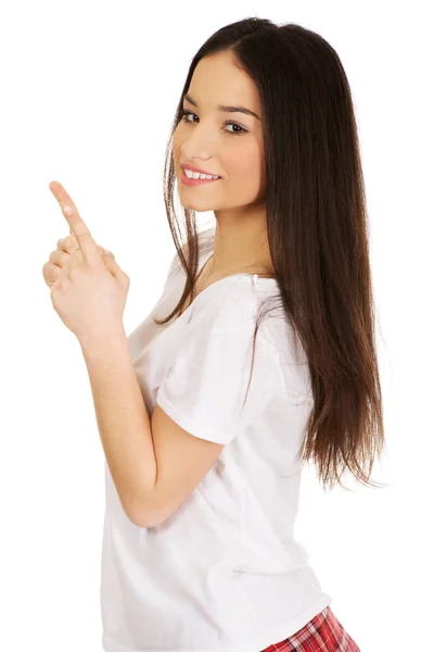 Joven mujer de rock apuntando hacia arriba . — Foto de Stock