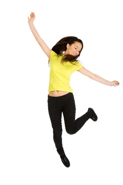 Młoda kobieta dorywczo skoki. — Zdjęcie stockowe