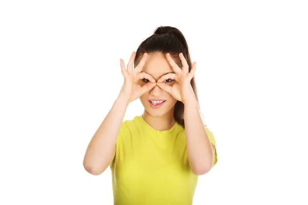 Jonge vrouw doet het perfecte teken op oog. — Stockfoto