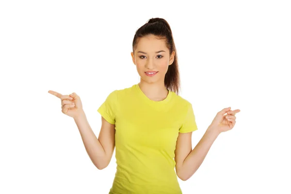 Mujer joven señalando a un lado. — Foto de Stock