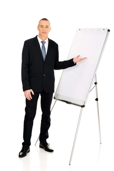 Männliche Führungskräfte präsentieren sich auf Flipchart — Stockfoto