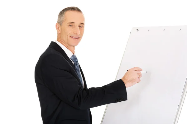 Escrita executiva masculina em um flipchart — Fotografia de Stock