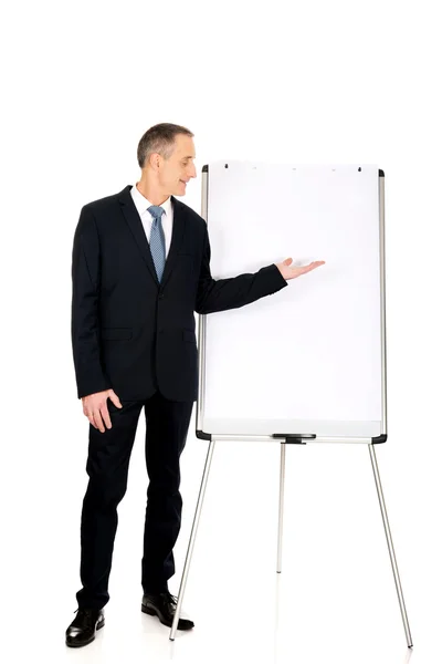 Männliche Führungskräfte präsentieren sich auf Flipchart — Stockfoto