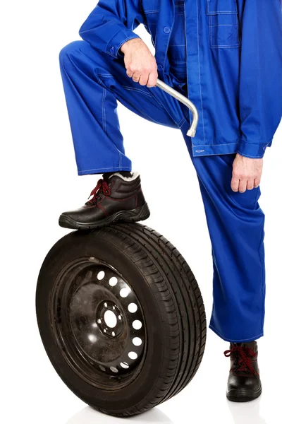 Reparador pierna en un neumático — Foto de Stock