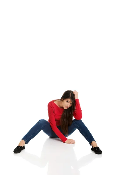 바닥에 앉아 우울된 여성. — 스톡 사진