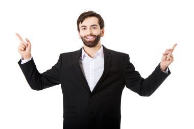 Mutlu işadamı parmakları işaret.
