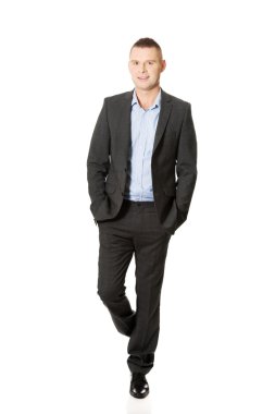 elleri cebinde olan işadamı