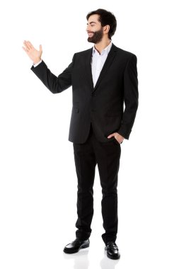 genç işadamı bir şey sunmak.