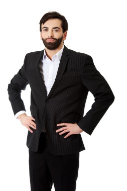 işadamı ellerle kalça üzerinde gülümseyen.