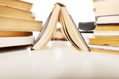 Genç kadın bir kitap saklanıyor