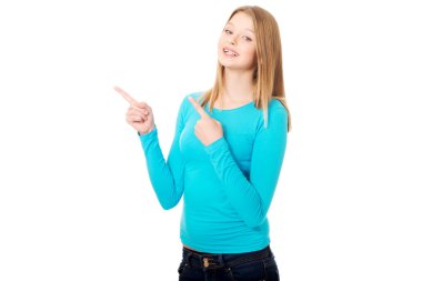 iki eliyle işaret eden genç bir kadın