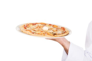 Şef baker plaka üzerinde İtalyan pizza ile el