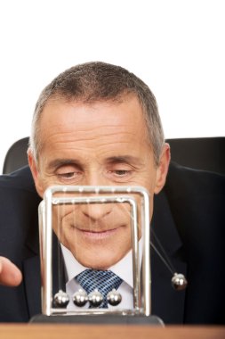 İşadamı Office newton toplarla oynuyor