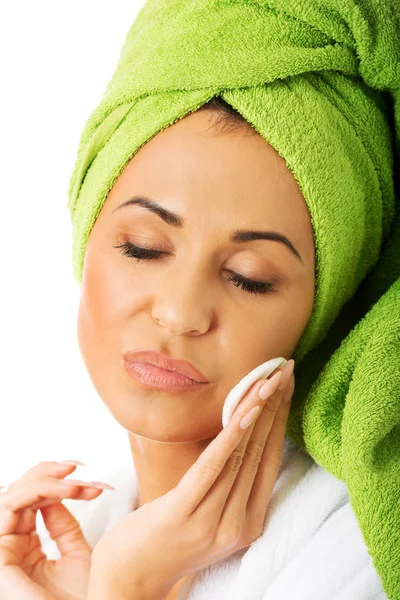 Vrouw in badjas verwijderen van make-up — Stockfoto