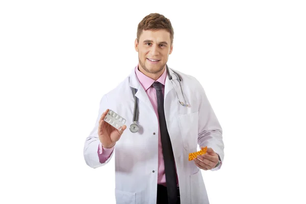 Male doctor holding pills. — Stock Photo, Image