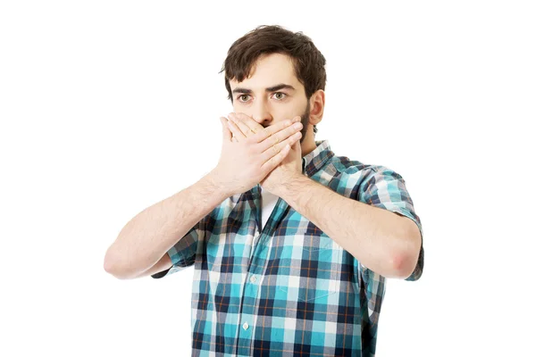 Chockad ung som täcker munnen. — Stockfoto