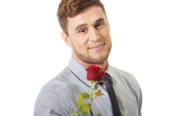 Schöner Mann mit roter Rose. — Stockfoto