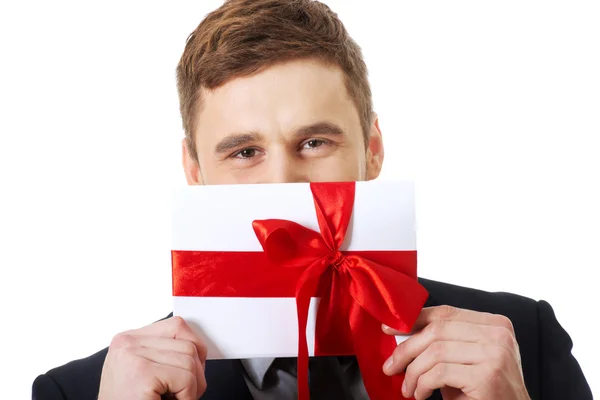 Bonito homem com valentines caixa de presente . — Fotografia de Stock