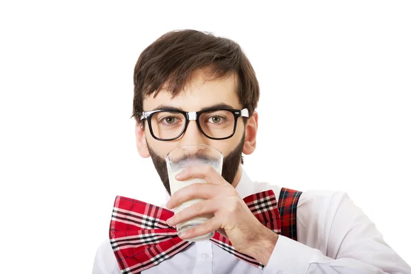 Człowiek nosi szelki picia mleka. — Zdjęcie stockowe