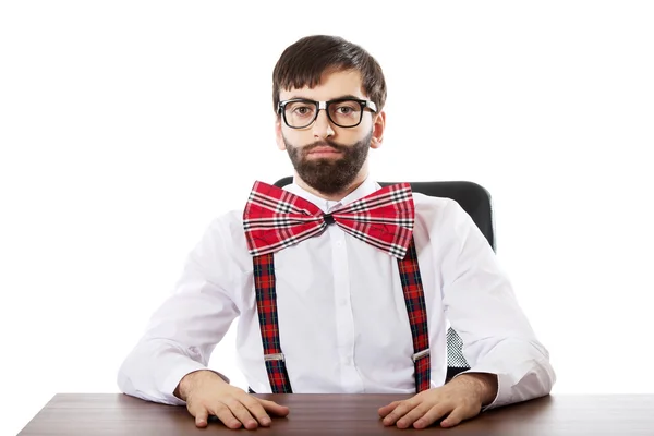 Jovem à moda antiga homem sentado a uma mesa . — Fotografia de Stock