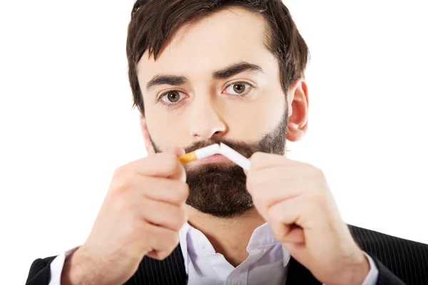 Empresario rompiendo un cigarrillo . — Foto de Stock