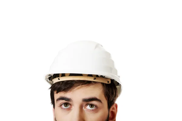 Man met helm opzoeken. — Stockfoto