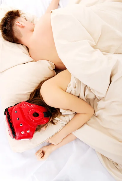 Mujer durmiendo en casco protector . — Foto de Stock
