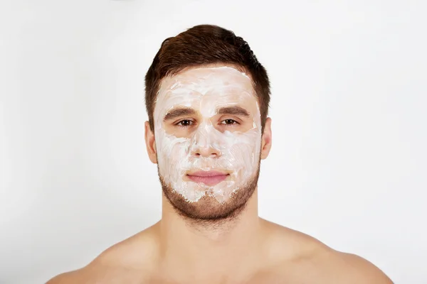 クリーム保湿剤を顔に持つ男. — ストック写真